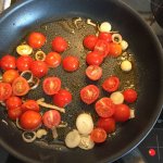 Tomaten und Zwiebeln in der Pfanne.jpg